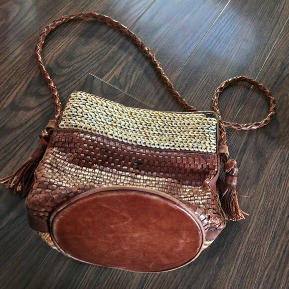 GAMMON SHIRE Genuine Leather Tribal Style Bucket Bag (Made in Indonesia) - Picture 6 of 10